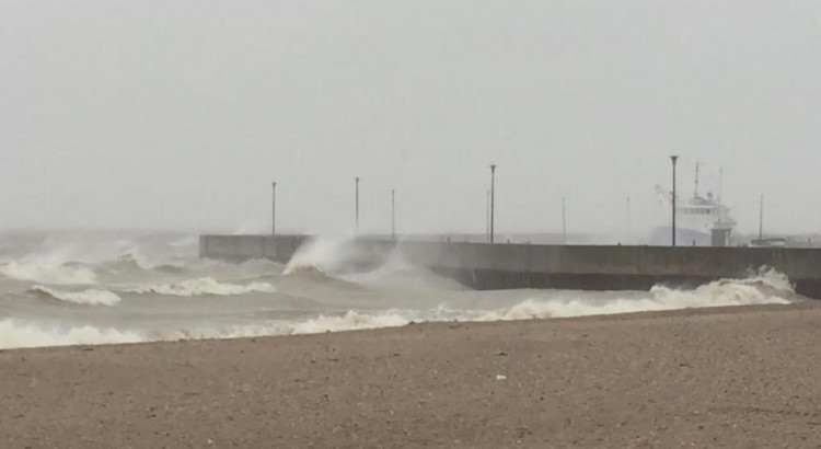 High waves due to the strong winds in Gimli.